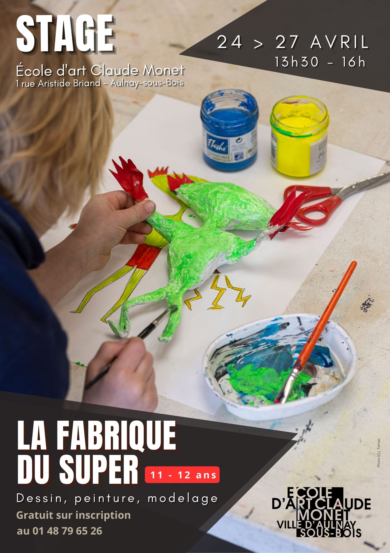 Affiche représentant un enfant en train de réaliser un avatar en papier mâché