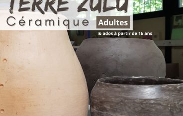 Trois bols en terre d'argile posés dans l'atelier